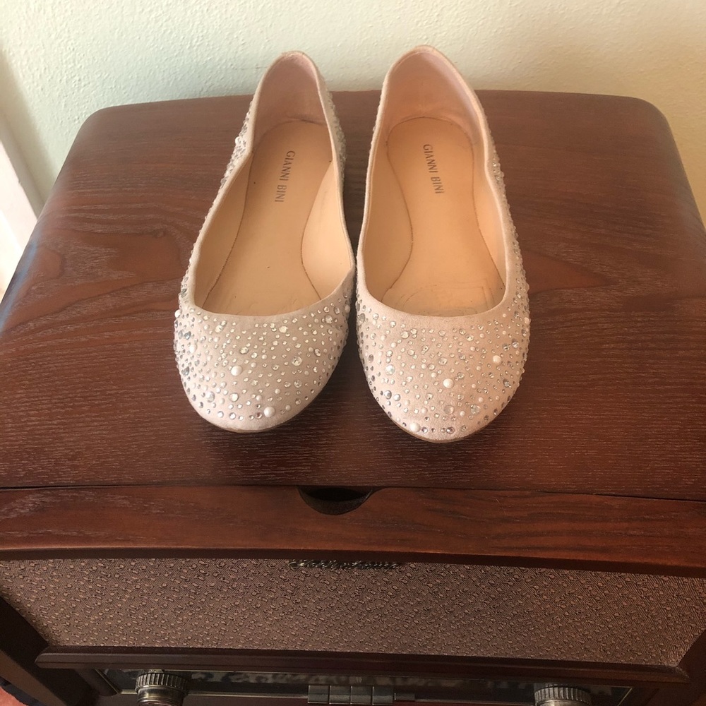 Beige crystal and pearl studded Gianni Bini flats